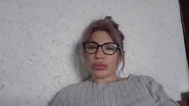 XXX chat uživo modela fox_red_lady7