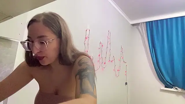 Chat +18 de YettaUrive ao vivo