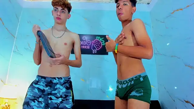 Pokazy przed kamerką – Spicy_guys