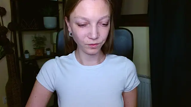 EmillyPlay Adlı Modelin Canlı XXX Sohbeti