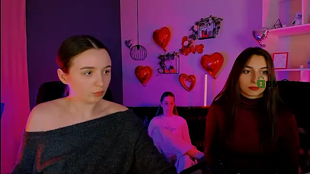 mila_firee: διαδικτυακό σόου στην κάμερα