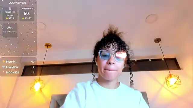 Chat +18 de Hanna_Cornee_ ao vivo