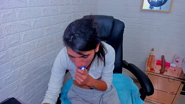 ImCrazzy Adlı Modelin Canlı XXX Sohbeti