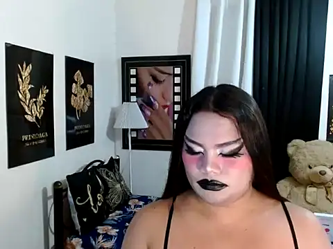 Show modela TSbrianaHugeCock na web-kameri