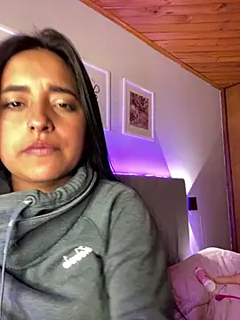 Annie_Alicee: διαδικτυακό σόου στην κάμερα