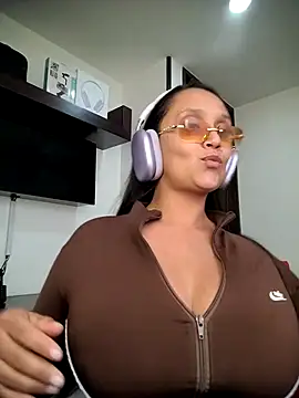 Esmeralda333's Live XXX Chat