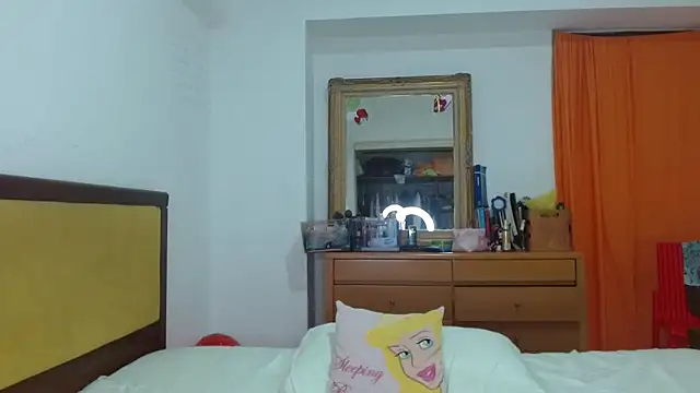 Nova-Satela live XXX chat