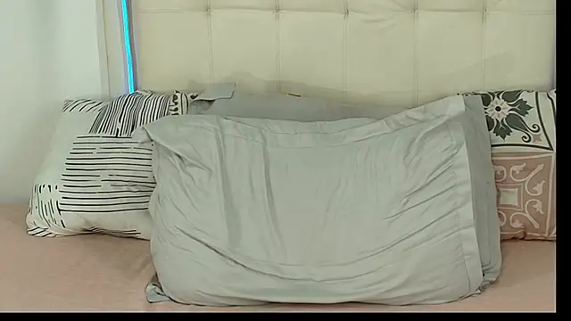 Daphne_Hills Show in webcam