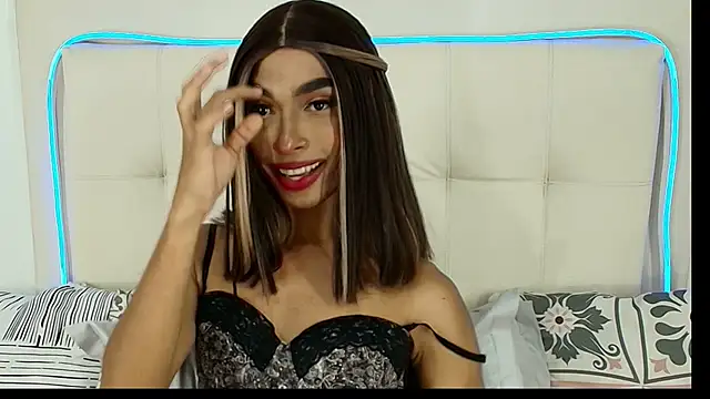 Daphne_Hills Show in webcam