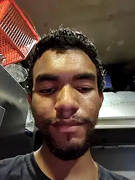 Reynold2608: διαδικτυακό σόου στην κάμερα