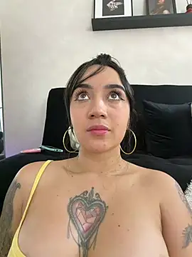 EmmyEvans1 Adlı Modelin Canlı XXX Sohbeti