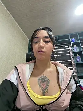 EmmyEvans1 Adlı Modelin Canlı XXX Sohbeti