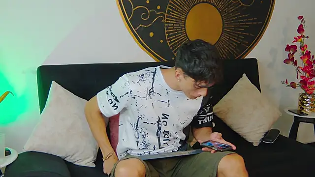 Chatroom XXX en direct de AlessioVitale