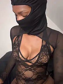 KiaraAmara élő XXX-chatje