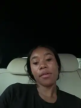 HallyBans Adlı Modelin Canlı XXX Sohbeti