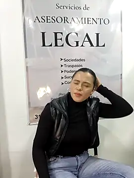 ALEJA__22: διαδικτυακό σόου στην κάμερα