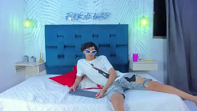 Adventurous_Boys Adlı Modelin Web Kamerası Şovu