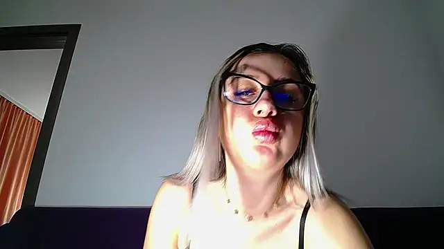 Julianna68 Adlı Modelin Canlı XXX Sohbeti