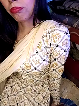 Kylie_Rai Show in webcam