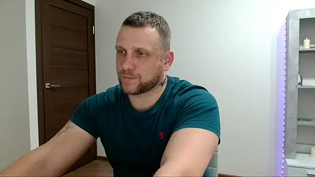 Show modela B-L-O-N-D na web-kameri