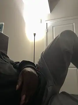 makeherfeelg: διαδικτυακό σόου στην κάμερα