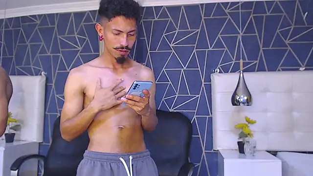 Czat XXX na żywo – NoaahTylor