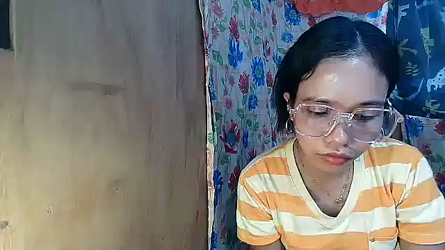 PinaySkinnyGirl's Live XXX Chat