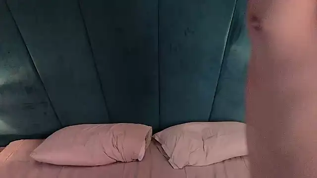 Aaron_Eze Live XXX-Chat