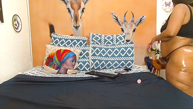 GiantBootyMilf Show in webcam