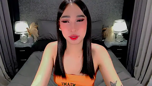 saphira_fucks Show in webcam