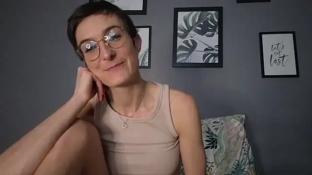 LaureLiveXX Show in webcam