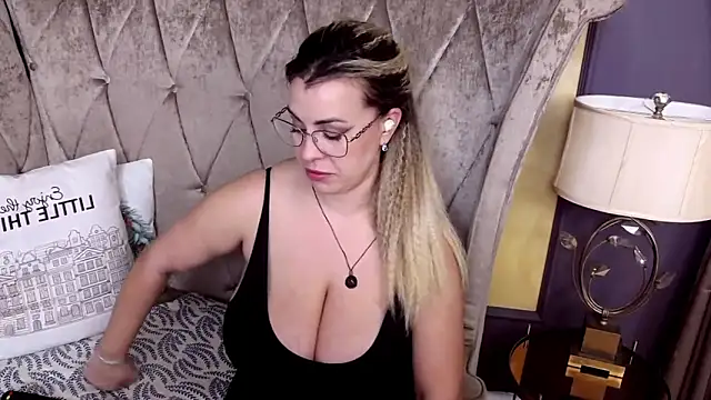 BustyGizelle: онлайн-секс-чат