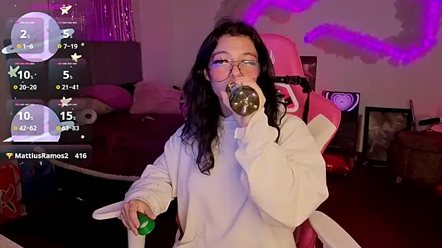 larah_uwu: απευθείας συνομιλία ΧΧΧ