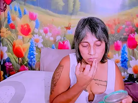 indianroxy Adlı Modelin Canlı XXX Sohbeti