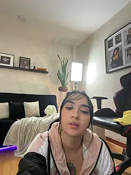 EmmyEvans1 Adlı Modelin Canlı XXX Sohbeti