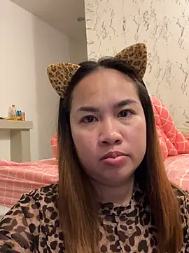 Ponthip élő XXX-chatje