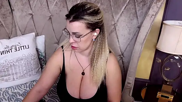 BustyGizelle Live XXX-chat