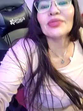 esmeralda_milf élő XXX-chatje