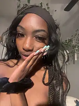 auraa_aa: διαδικτυακό σόου στην κάμερα