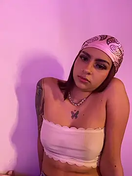 Hilary_pinkk Chat XXX in diretta