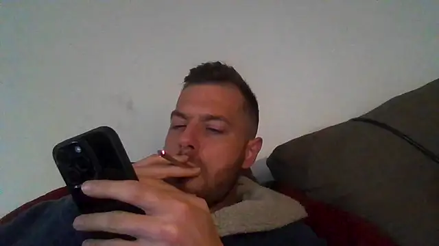 XXX chat uživo modela cheekycherryx