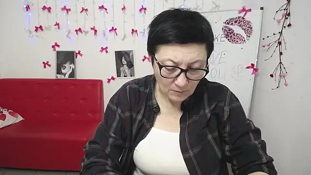 EmilyL0ve Adlı Modelin Canlı XXX Sohbeti