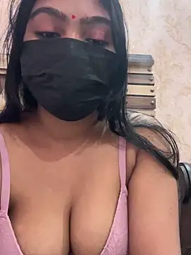 Cute-Ananyaa: διαδικτυακό σόου στην κάμερα