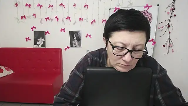 EmilyL0ve Adlı Modelin Canlı XXX Sohbeti