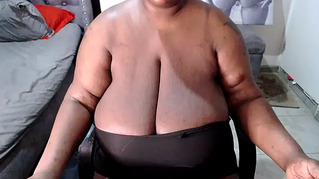 Show modela BIG_BOOBS_ASS_QEEN na web-kameri