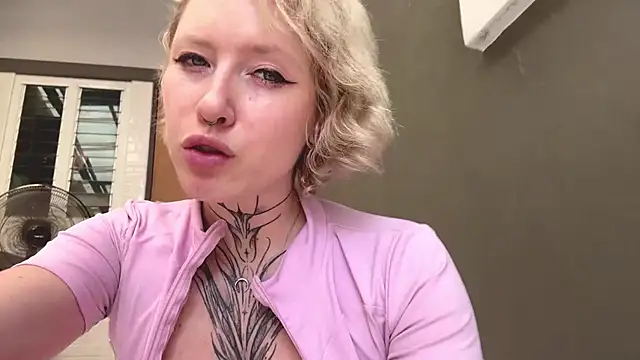 XXX chat uživo modela BabyPinkRide