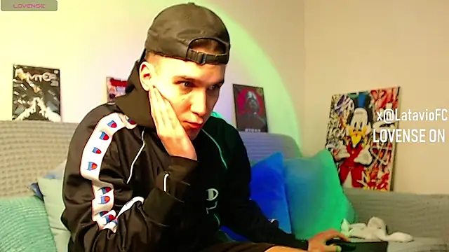 Midnighter_ Show in webcam