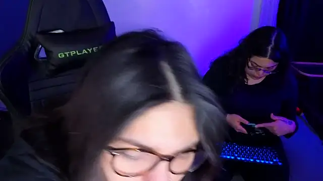 XXX chat uživo modela miacanela_xo