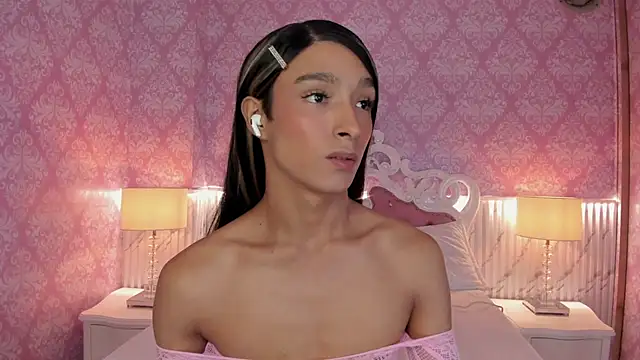 _AdharaSkinnyn Webbikameraesitys