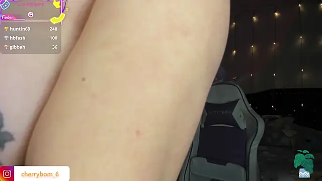 cherrybom_ élő XXX-chatje